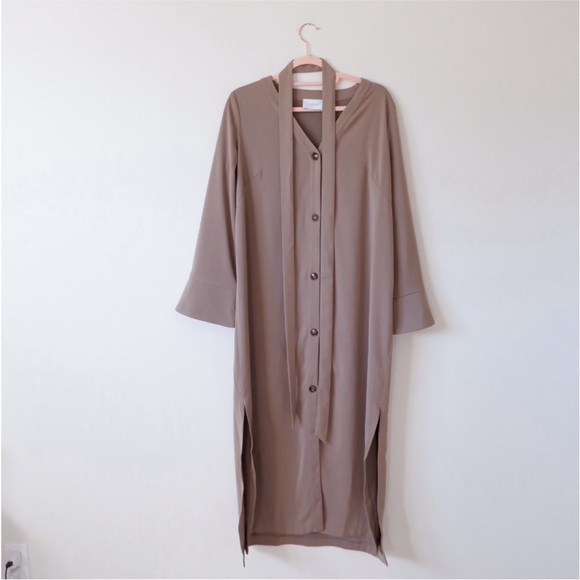 LEGOE HERITAGE Satin Shift Maternity Dress - Picture 5 of 9